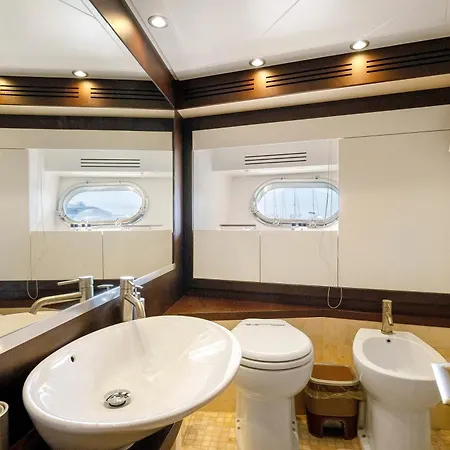 بوتيل Yacht Joy 4 Cabin *