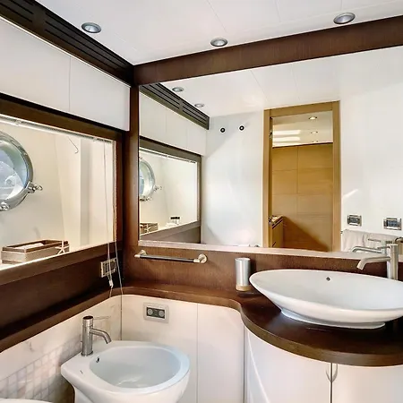 بوتيل Yacht Joy 4 Cabin *