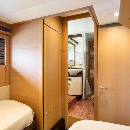 بوتيل Yacht Joy 4 Cabin بورتو كيرفو